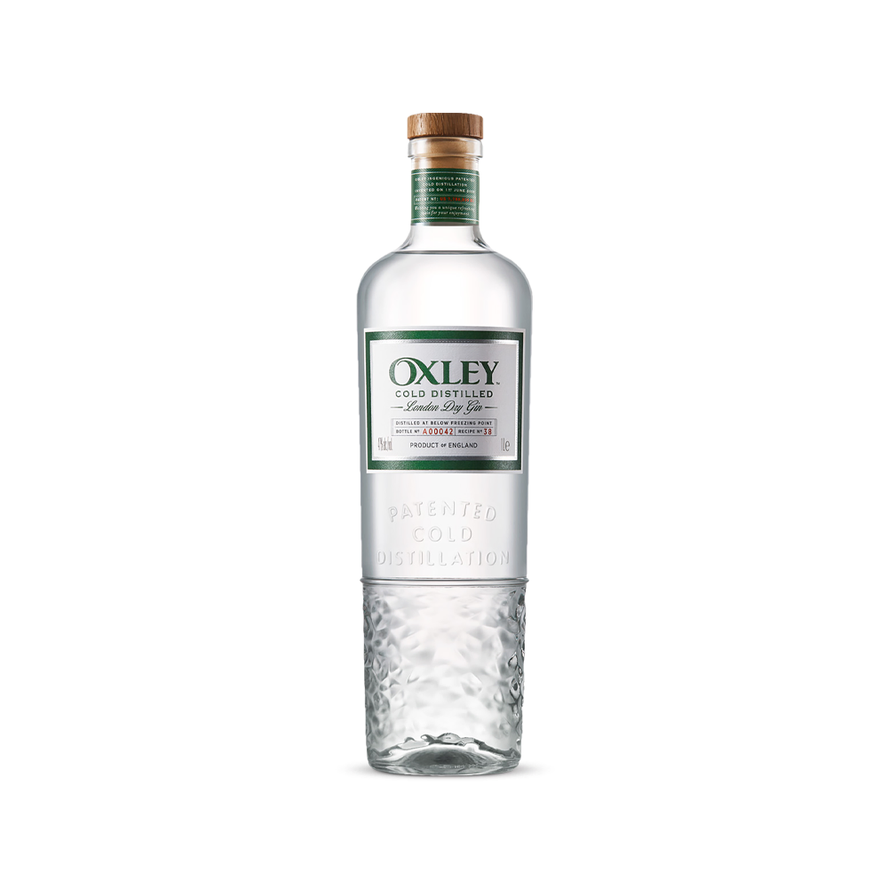 ג'ין אוקסלי 700 מל ג'ין אוקסלי (700 מ"ל) Oxley Cold Distilled London Dry Gin מותג סופר-פרימיום אנגלי מודרני שמביא חדשנות טכנולוגית מסקרנת לעולם הג'ין הקלאסי. הייחוד יוצא הדופן של אוקסלי טמון בשיטת הייצור החדשנית שלו – "זיקוק קר" (Cold Distillation). תהליך זה מתבצע בוואקום בטמפרטורה של מינוס 5 מעלות צלזיוס, בניגוד לזיקוק המסורתי הדורש הרתחה וחום. התהליך והמרכיבים הבוטניים: זיקוק בטמפרטורה קפואה מאפשר למצות את השמנים האתריים מ-14 המרכיבים הבוטניים מבלי "לבשל" אותם או לפגוע במולקולות הטעם העדינות. התוצאה היא שמירה מקסימלית על הרעננות המקורית. המרכיבים הבולטים במתכון הם קליפות הדרים טריות קפואות (אשכולית, לימון ותפוז) שנקלפו ביד, לצד ערער קלאסי, אניס וזרעי כוסברה. רשמי טעימה: ארומה: מתפרצת, בהירה ונקייה במיוחד. ניחוחות עזים של הדרים טריים (עם דגש על אשכולית), מלווים בנוכחות קלאסית ואדמתית של ערער ורמיזות פרחוניות. חיך (טעם): למרות אחוז האלכוהול הגבוה (47%), התחושה בחיך חלקה ועגולה להפליא. טעמי ההדרים הרעננים מובילים את החיך, מאוזנים נהדר עם תבלינים חמים ועשבוניות מדויקת. סיומת: ארוכה, חלקה, רעננה ויבשה, שמשאירה טעם נקי ומרענן.