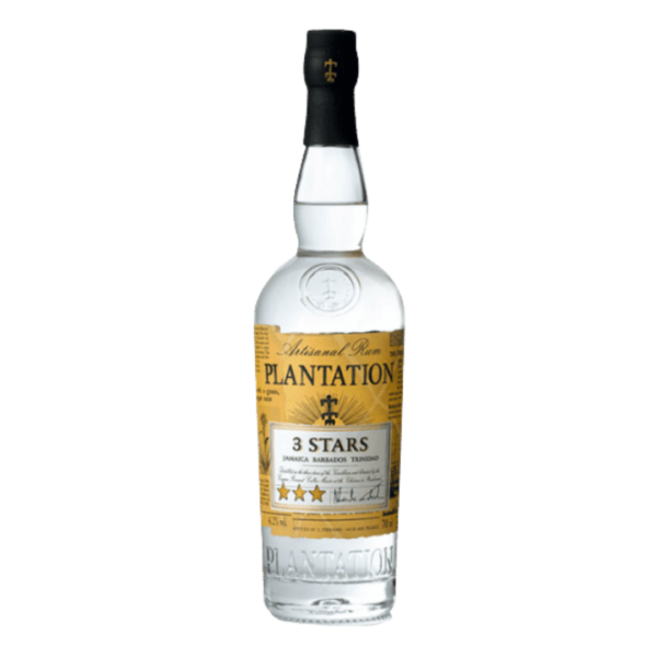 פלנטיישן 3 סטארס רום (700 מ"ל) Plantation 3 Stars Silver Rum רום לבן ארטיזנלי ברמת סופר-פרימיום, המהווה מחווה למסורת ייצור הרום של האיים הקריביים. ה"שלושה כוכבים" מתייחסים לשלושת האיים מהם מורכב הבלנד הייחודי הזה: ברבדוס, ג'מייקה וטרינידד. כל אי תורם מאפיין ייחודי שיוצר יחד רום לבן עשיר ומורכב בהרבה מהסטנדרט המוכר בקטגוריה. (הערה קטנה לידע כללי: המותג פלנטיישן נמצא כעת בתהליך הדרגתי של שינוי שם ל-"Planteray", אך הנוזל והאיכות נשארו זהים). תהליך היישון וההרכב: הבלנד מורכב בצורה חכמה ומדויקת על ידי המאסטר בלנדר של בית קוניאק פראן (Maison Ferrand) בצרפת: טרינידד: רום לא מיושן המעניק קלילות ואלגנטיות. ברבדוס: רום לא מיושן שמוסיף עגולות, איזון ומרקם חלק. ג'מייקה: שילוב של רום לא מיושן עם נגיעה של רום ג'מייקני שיושן 10 שנים. החלק הזה אחראי על העוצמה, ה"פאנק" (Funk) הג'מייקני והארומות הפירותיות. הרום עובר סינון פחם קפדני לפני הבקבוק כדי להסיר את הצבע, אך לשמור על כל הטעמים העמוקים. רשמי טעימה: ארומה: עשירה וטרופית. ניחוחות של סוכר חום, בננה בשלה, וניל, קוקוס ורמזים לפרחים לבנים. חיך (טעם): מלא ופירותי. מתיקות עדינה של קנה סוכר, שוקולד לבן, תבליני אפייה, ורמיזות עדינות מאוד של אדמה ופירות אקזוטיים המגיעים מהחלק הג'מייקני. סיומת: נקייה, פריכה, ומרעננת עם נגיעות של וניל ופרחים.