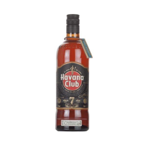 רום הוואנה קלאב אנייחו 7 שנים (700 מ"ל) Havana Club Añejo 7 Años רום קובני אותנטי וקלאסי, הנחשב לאחד מסמלי התרבות הקובנית. הוואנה קלאב 7 הוא הרום הראשון שהגדיר את קטגוריית הרום המיושן ללגימה נקייה (Sipping Rum) בקובה, ומציע חוויית טעם עמוקה, עשירה ומורכבת הרבה יותר מהגרסאות הצעירות של המותג. תהליך היישון וההרכב: הרום מיוצר מפתיתי קנה סוכר קובני איכותי ועובר תהליך יישון בשיטה מסורתית. ההצהרה של "7 שנים" משמעותה שכל טיפה בבקבוק יושנה במשך מינימום של 7 שנים בחביות עץ אלון לבן ששימשו קודם לכן ליישון בורבון. תהליך היישון באקלים הטרופי של קובה מעניק לוויסקי את צבעו הכהה והטבעי (ללא תוספת קרמל) ומעמיק את הטעמים. רשמי טעימה: ארומה: עשירה ומתוקה, עם ניחוחות בולטים של טבק קובני, קקאו, וניל, פירות טרופיים בשלים, ותבלינים חמים. חיך (טעם): מלא, עגול וקטיפתי. טעמי וניל עשיר, דבש, кашמונים, קרמל, ותבלינים כמו אגוז מוסקט וקינמון. יש בו מתיקות טבעית של קנה סוכר מאוזנת עם עץ אלון קלוי. סיומת: ארוכה, חלקה ומחממת, עם רמיזות של עץ, שוקולד מריר ומעט יובש אלגנטי.