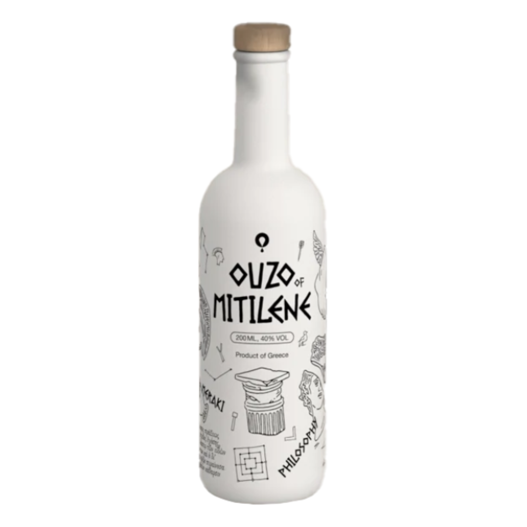 אוזו מיטיליני 700 מל אוזו מיטיליני 700 מ"ל (Ouzo Mytilene 700ml) – אוזו יווני אותנטי מבית האי לסבוס, ארומטי, עשיר באניס ומאוזן להפליא אוזו יווני מסורתי, עשיר, אלגנטי ובעל מוניטין עולמי המיוצר בעיר הבירה מיטיליני שבאי לסבוס (Lesvos) – ערש תרבות האוזו של יוון. המשקה מופק בשיטות זיקוק מסורתיות בדודי נחושת אותנטיים, תוך שימוש בזרעי אניס מקומיים מובחרים, שומר ועשבי תיבול ארומטיים, המעניקים לו פרופיל אניס עמוק, חלק ומאוזן לחלוטין ללא חספוס. המשקה מתאפיין בצבע צלול ושקוף כבדולח, ההופך לחלבי-משי מרהיב במגע עם מים קרים וקרח, ובוקה ארומטי עוצמתי ועשיר של אניס טרי, שומר מתקתק, ליקריץ, פריחת הדרים ותבלינים ים-תיכוניים מבושמים. בחיך מתקבל מרקם חלק, עגול, קטיפתי ומעט מתקתק, עם סיומת ארוכה, מרעננת, נקייה ומלאת אופי. בקבוק 700 מ"ל בעיצוב יווני קלאסי – הבחירה המושלמת לחובבי אניס אותנטי, הרמת כוסית שמחה, וליווי בלתי נפרד לשולחן מזאטים יווני, דגים טריים, פירות ים, גבינת פטה, זיתים מתובלים ומנות ים-תיכוניות עשירות. אוזו מקורי מהאי לסבוס: מיוצר במיטיליני, בירת האוזו המסורתית של יוון. פרופיל טעמים ארומטי וחלק: שפע של אניס טבעי, שומר מתקתק, ליקריץ ועשבי תיבול ים-תיכוניים. מושלם לצד מזאטים ודגים: משתלב נפלא עם מים וקרח לצד דגים, פירות ים ומאכלים ים-תיכוניים.