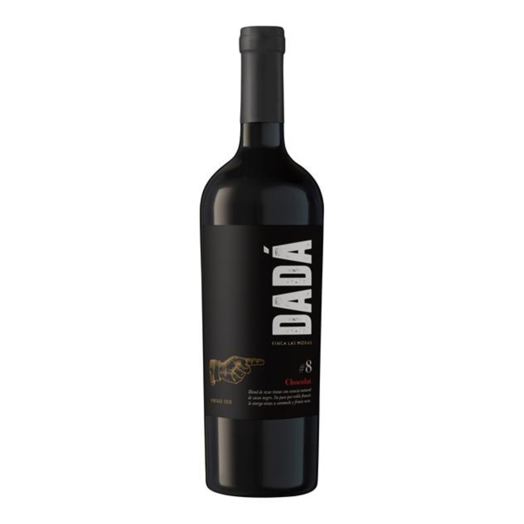 _דאדא שוקולד 750 מל יין אדום דאדא שוקולד 750 מ"ל (DADA 8 Chocolate) – יין אדום ארגנטינאי עשיר, שוקולדי, קטיפתי, מפנק ומפתה יין אדום חושני, עשיר, מפנק ומקורי במיוחד מסדרת הקאלט המפורסמת DADA מבית היקב הארגנטינאי המוביל Finca Las Moras. סדרת דאדא שוברת מוסכמות ומעניקה חוויית טעם ייחודית וממוקדת – כאשר DADA 8 (דאדא שוקולד) פותח במיוחד כדי להבליט את תווי הקקאו והשוקולד העמוקים והעשירים הנוצרים מקליית עץ אלון ייעודית, המשתלבים בהרמוניה מושלמת עם פירות יער כהים ובשלים. היין מתאפיין בצבע אדום-ארגמני עמוק וכהה, ובוקה ארומטי מהפנט ומתוקף של שוקולד מריר איכותי, אבקת קקאו, פולי קפה קלויים, מוקה ווניל עדין, העוטפים שכבות פרי עשירות של דובדבנים שחורים, שזיפים בשלים וריבת פטל כהה. בחיך מתקבל גוף בינוני עד מלא, מרקם מלטף, שופע וקטיפתי במיוחד עם טאנינים רכים, מתיקות פרי עדינה ואיזון נפלא המובילים לסיומת ארוכה, שוקולדית וחמימה. בקבוק 750 מ"ל בעיצוב מודרני מרהיב – הבחירה האידיאלית לדייטים רומנטיים, מסיבות ואירוח, וליווי מושלם להמבורגרים שמנמנים, נתחי בשר מעושנים, צלעות בקר, פסטות עשירות וקינוחי שוקולד מושחתים. מסדרת DADA המצליחה (DADA 8): יין קונספט ארגנטינאי עם דגש בולט על תווי שוקולד מריר, קקאו וקפה קלוי. פרופיל טעמים שוקולדי וקטיפתי: שילוב עשיר של קקאו, שוקולד מריר, דובדבן שחור, שזיף בשל ומוקה. מושלם לאירוח מפנק וקינוחים: מלווה נהדר לבשרים מעושנים, ברביקיו, אסאדו וקינוחים מבוססי שוקולד.