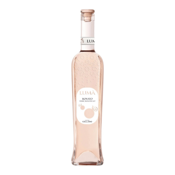 יין רוזה לומה סיציליה 750 מ"ל (Luma Rosato) – יין רוזה איטלקי יבש, רענן ופירותי יין רוזה יבש, מלא חיים ומפתה המגיע מהכרמים שטופי השמש של האי סיציליה בדרום איטליה מבית המותג Luma. היין מופק מענבי נרו ד'אבולה (Nero d'Avola) המקומיים והאיכותיים, ומציג גוון ורדרד בוהק וצלול לצד ניחוחות עשירים של תות שדה טרי, פטל בר, דובדבנים אדומים ופרחי אביב עדינים. בחיך מתקבל יין מרענן במיוחד בעל חומציות פריכה ומאוזנת, גוף קל-בינוני וסיומת נקייה, חלקה ומרווה. בקבוק 750 מ"ל מעוצב – מושלם לשתייה יומיומית מרעננת, לאירוח קיצי בחצר או במרפסת, כאפריטיף קליל לפני הארוחה ולליווי מנות ראשונות, דגים צלויים, פירות ים, סלטים טריים, פסטות קלות וגבינות עדינות. מומלץ להגיש צונן היטב. פירותיות סיציליאנית רעננה: שילוב טעמים של פירות יער אדומים, תותים ופרחוניות עדינה. 100% ענבי נרו ד'אבולה: זן הדגל האותנטי והאהוב של חבל סיציליה. מושלם לאירוח וארוחות קלות: מתאים במיוחד לדגים, פסטות קיציות וערבי אירוח חגיגיים.