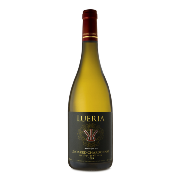 יין לבן לוריא שרדונה ללא עץ 750 מ"ל (Lueria Unoaked Chardonnay) – שרדונה גלילי יבש, פריך, מינרלי, פירותי וכשר יין לבן יבש, טהור, פריך ואלגנטי במיוחד מבית יקב לוריא (Lueria Winery) – יקב הבוטיק הגלילי המעוטר של משפחת סיידא. היין מופק מ-100% ענבי שרדונה מובחרים מחלקות הכרם היחידני שלמרגלות הר מירון, ומציג את הזן האצילי בביטויו הטהור, הטבעי והמדויק ביותר – ללא השבחה בחביות עץ אלון. האקלים ההררי הקריר וסוגי הקרקע הייחודיים מעניקים ליין חמיצות תוססת, מינרליות מרשימה ופירותיות עשירה. היין מתאפיין בצבע קש בהיר, בוהק וצלול עם גוונים ירקרקים עדינים, ובוקה ארומטי מפתה ושופע של תפוח ירוק פריך, אגס עסיסי, אפרסק לבן, פירות הדר טריים (ליים ואשכולית), לצד ניחוחות פריחת הדרים ומינרליות גירנית קרירה. בחיך מתקבל גוף בינוני, מרקם חלק ומאוזן להפליא עם חמיצות פריכה ומעוררת, המובילה לסיומת ארוכה, נקייה, פירותית ומרעננת במיוחד. בקבוק 750 מ"ל יוקרתי – הבחירה המושלמת לשולחן השבת והחג, אירוח קיצי, הרמת כוסית אלגנטית, וליווי אידיאלי למנות דגים על הגריל או בתנור, סביצ'ה וקרפצ'יו דג ים, מנות עוף קלות, פסטות בשמן זית ועשבי תיבול, סלטים עשירים וגבינות עיזים עדינות. 100% שרדונה ללא עץ (Unoaked): ביטוי טהור, פריך ורענן של הזן מכרמי האיכות של הר מירון. פרופיל טעמים בהיר ומינרלי: שפע של תפוח ירוק, אגס, אפרסק לבן, ליים ונגיעות מינרליות גליליות. התאמה מושלמת למנות דגים ואירוח: בן לוויה קלאסי להגשה צוננת לצד דגים נאים, עוף, פסטות קלות וגבינות.