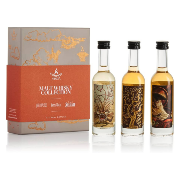 מארז קומפס בוקס בלנדד מאלט קולקשיין (Compass Box Blended Malt Whisky Collection) – מארז טעימות וויסקי סקוטי יוקרתי מארז טעימות פרימיום יוקרתי מבית Compass Box, חלוצת הבלנדרים העצמאיים בסקוטלנד. המארז מוקדש כולו לקטגוריית ה-Blended Malt – יצירות מופת המורכבות מ-100% וויסקי לתת (Single Malts) ממזקקות מובילות ברחבי סקוטלנד, ללא שילוב וויסקי דגנים (Grain), ללא סינון בקור ובצבע טבעי לחלוטין בחוזק של 46%. שלישיית בקבוקי טעימה המציגים את ביטויי המאלט המובילים של המותג: The Peat Monster – עשיר בכבול עמוק, עשן ומליחות מאיילה וספייסייד The Spice Tree – מתובל, עמוק ומורכב בהשפעת חביות עץ אלון צרפתי קלוי The Story of the Spaniard / Orchard House – פירותי, עשיר ברמזי שרי ספרדי, תפוחים ווניל המארז מהווה מסע טעימות מרתק המציג את מגוון פרופילי הטעם העשירים של הוויסקי הסקוטי: החל מהעוצמה המעושנת והכבולית של The Peat Monster, דרך החמימות המתובלת והמורכבת של The Spice Tree המיושן באלון צרפתי, ועד לפירותיות העשירה, רעננות הבוסתנים ומתיקות השרי של The Story of the Spaniard / Orchard House. המארז מגיע בקופסת מתנה יוקרתית ומעוצבת – בחירה אידיאלית למתנה אלגנטית, ערבי טעימה מקצועיים ושדרוג אוסף המשקאות האישי. 100% לתת שעורה סקוטי (Blended Malt): שילוב מוקפד ועטור פרסים של סינגל מאלטים ללא תוספת גריין. מגוון סגנונות במארז אחד: חוויה רב-ממדית הכוללת עשן כבולי, תבלינים עמוקים ועושר פירותי עגול. אריזת מתנה אלגנטית: פתרון מושלם לטעימות השוואתיות, מתנה לחובבי וויסקי ואספנים.